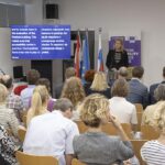 Na fotografiji je nj. eksc. Janneke Vrijland, veleposlanica Kraljevine Nizozemske v Republiki Sloveniji. Stoji za govorniškim pultom.