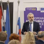 Na sliki je Marko Dvornik, državni sekretar za mobilnost in promet na Ministrstvu za infrastrukturo in energetiko. Stoji za govorniškim pultom.
