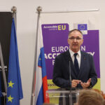 Na sliki je izr. prof. dr. Matjaž Debevc, predstavnik AccessibleEU in stoji za govorniškim pultom.