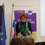 Na sliki je prof. Nada Matičič, dekanja Fakultete za dizajn. Stoji za govorniškim pultom.